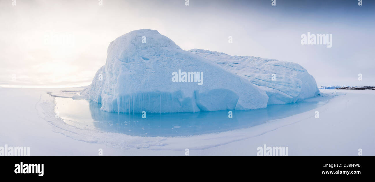 Dans de l'eau arctique glaciers enneigés Banque D'Images