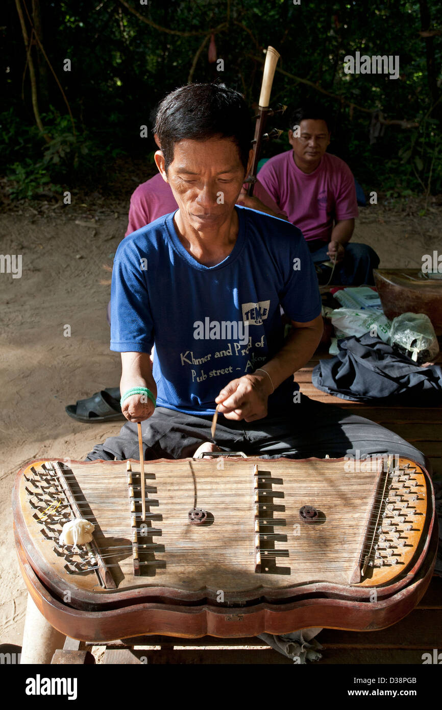 Homme jouant d'un instrument de musique amputée d'une part (en raison d'une mine terrestre, explosion). Camboya Banque D'Images