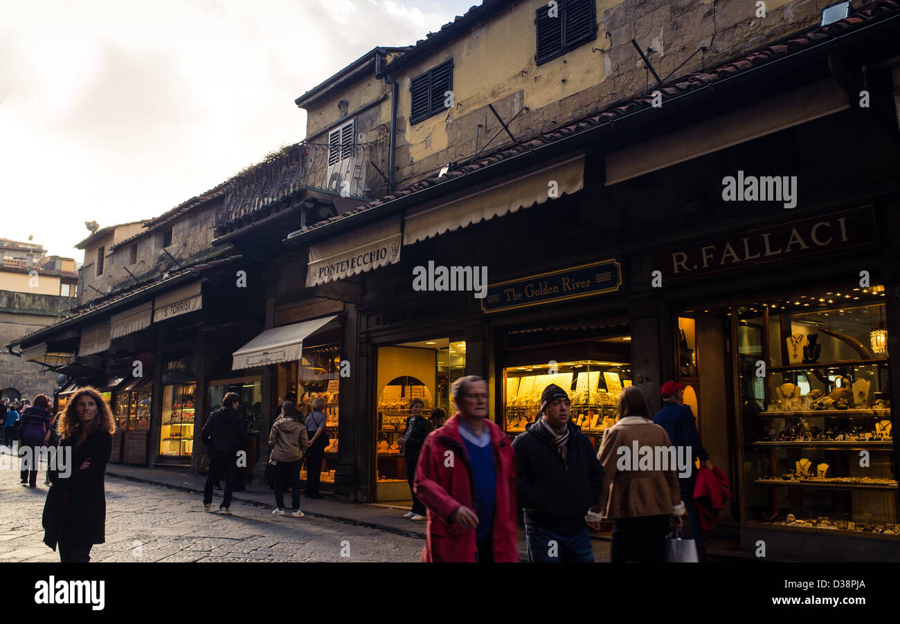 Boutiques anciennes sur le Ponte Vecchio à Florence, Italie Banque D'Images