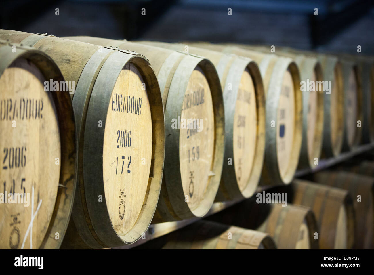 Barils et tonneaux de whisky fixées sur une grille dans le stockage alors que l'âge du whisky à la plus petite distillerie d'Edradour en Ecosse Banque D'Images