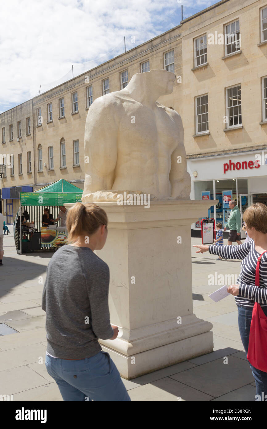 La Statue de Mark Foster , world champion de natation situé dans Southgate Street à Bath. Sculpté par par Ben Dearnley. Banque D'Images