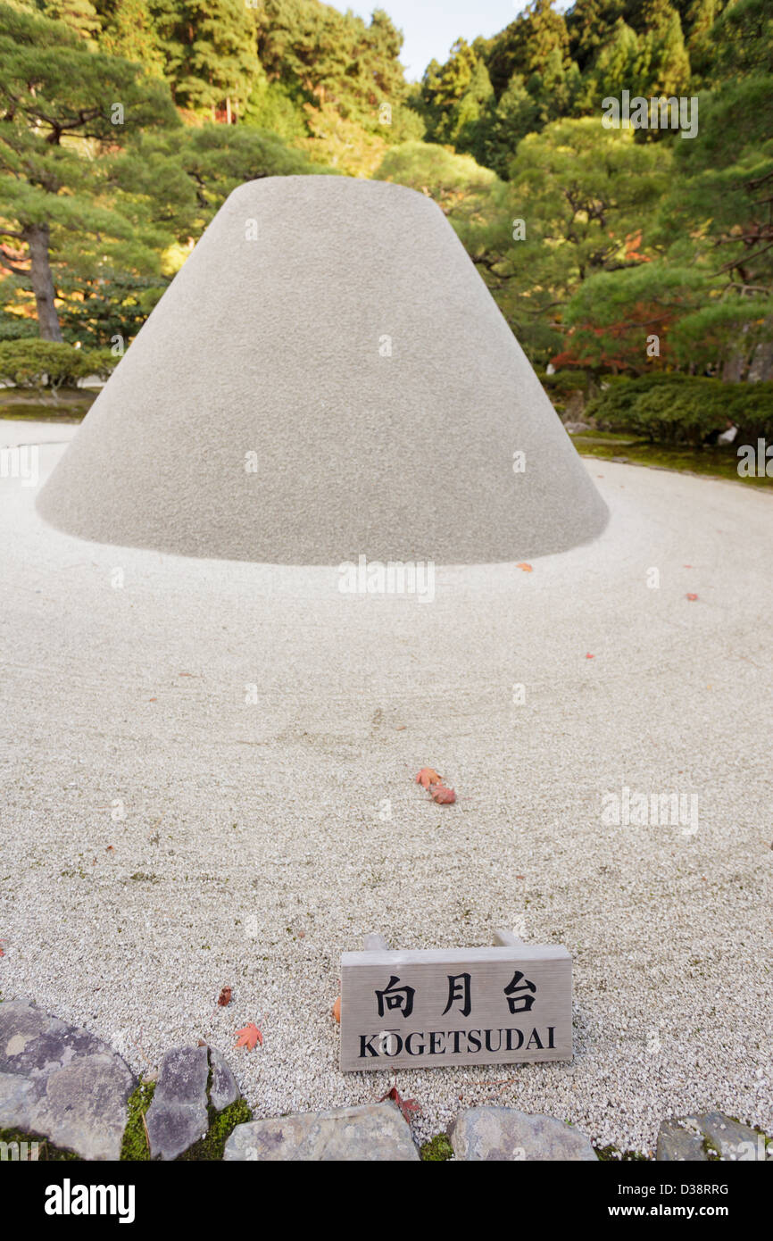 Sable jardin zen tour appelée Kogetsudai, représentant le mont Fuji, dans le Ginkaku-ji jardin, Kyoto, Japon Banque D'Images
