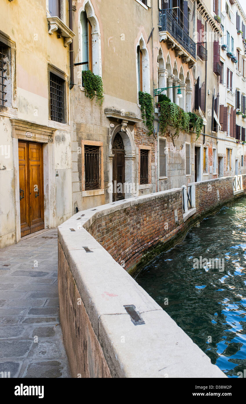 Les bâtiments et les murs bordant un canal à Venise Banque D'Images