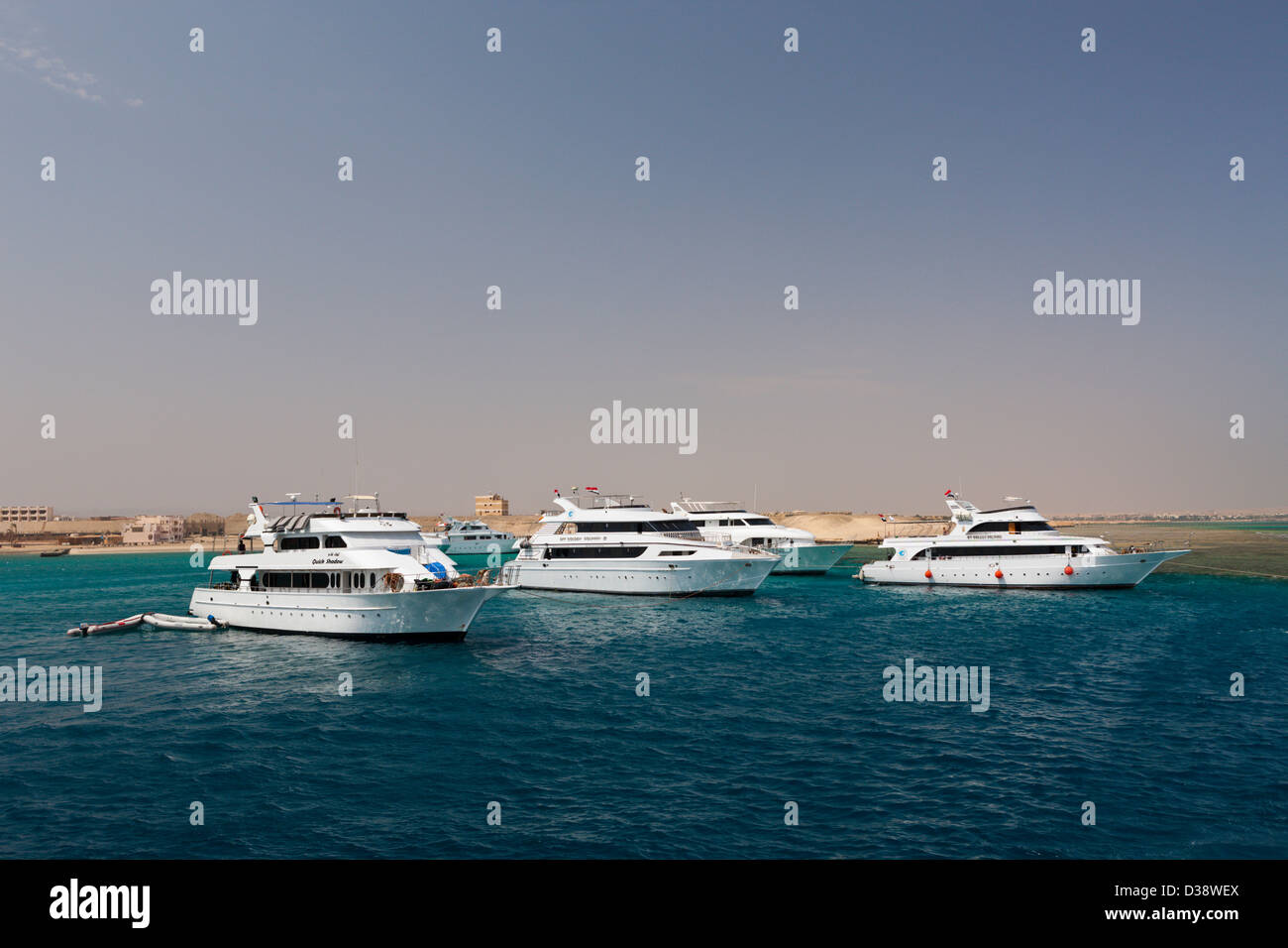 Les bateaux de plongée à Marsa Tahir Bay, Red Sea, Egypt Banque D'Images