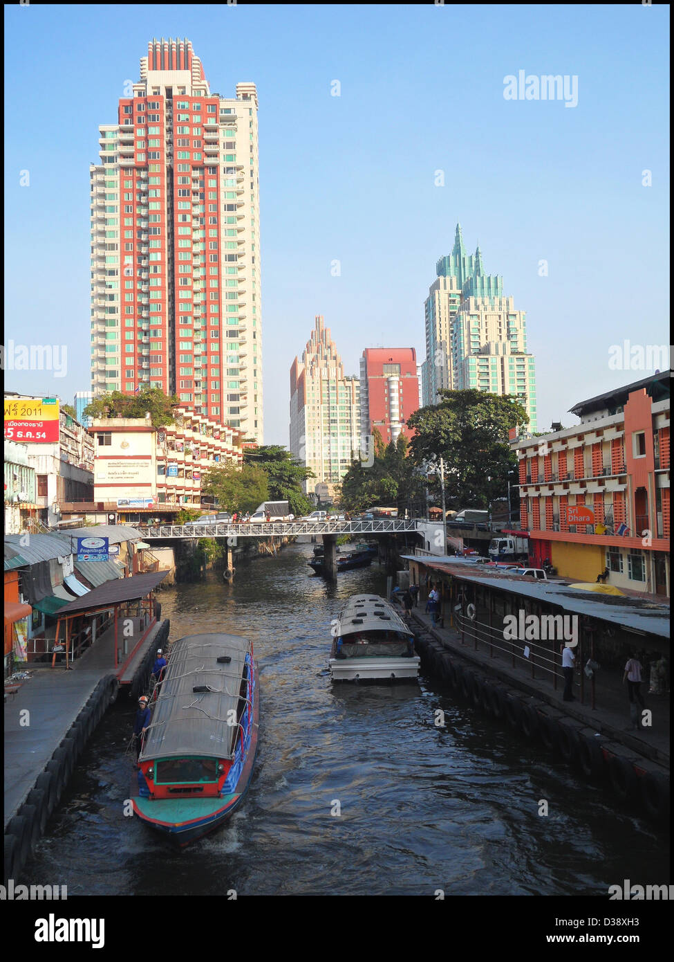 Ferry boats en face de Bangkok, Siam Square Skyline sur le Khlong San canal sap Banque D'Images
