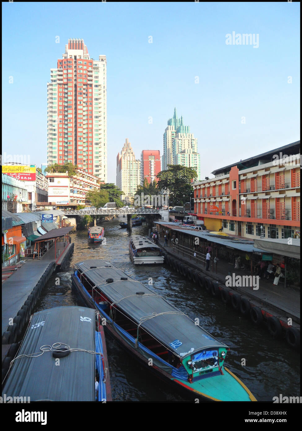 Ferry boats en face de Bangkok, Siam Square Skyline sur le Khlong San canal sap Banque D'Images