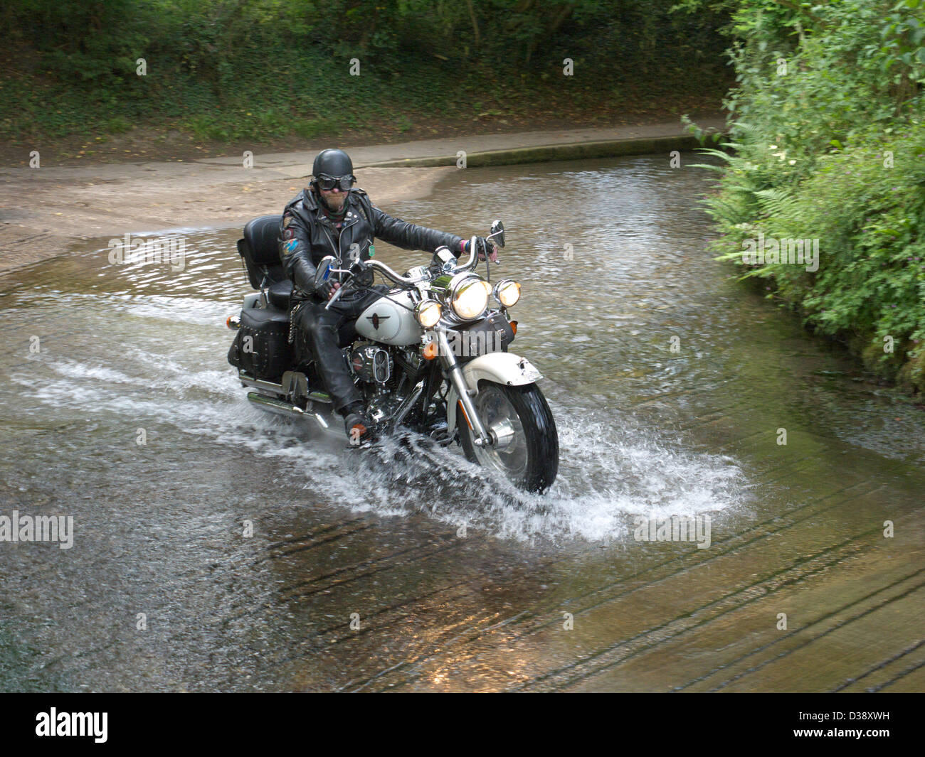 Moto traversant le 'Splash', le nom donné à la Ford à peu Cawthorpe,  Lincolnshire, Royaume-Uni Photo Stock - Alamy