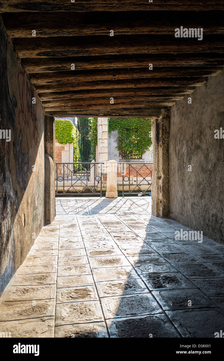 Une ruelle étroite dans le quartier Santa Croce de Venise Banque D'Images