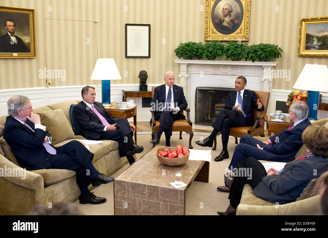 Dans le bureau ovale, le président rencontre des conseillers principaux pour discuter des négociations en cours fiscal cliff Banque D'Images