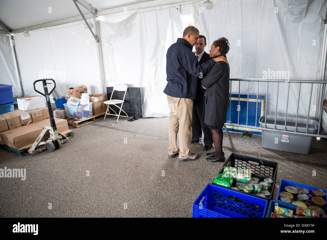 Le Président essaie de calmer Damien et Glenda Moore à un centre de secours de la FEMA tente à Staten Island, N.Y Banque D'Images