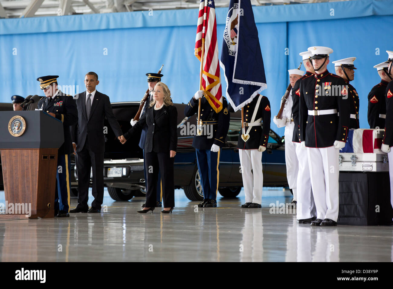 Le Président saisit la main de la secrétaire d'État après son intervention au cours de la cérémonie à Joint Base Andrews, marquant le retour à l'United States de la demeure de J. Christopher Stevens, l'Ambassadeur américain en Libye ; Sean Smith, de l'information Gérer Banque D'Images