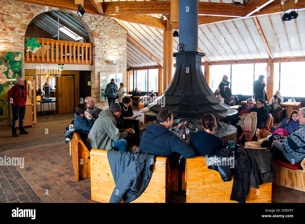 Les touristes assis autour de cheminée dans le centre de la Nature de Botrange dans les Hautes Fagnes / Hautes Fagnes, Ardennes Belges, Belgique Banque D'Images