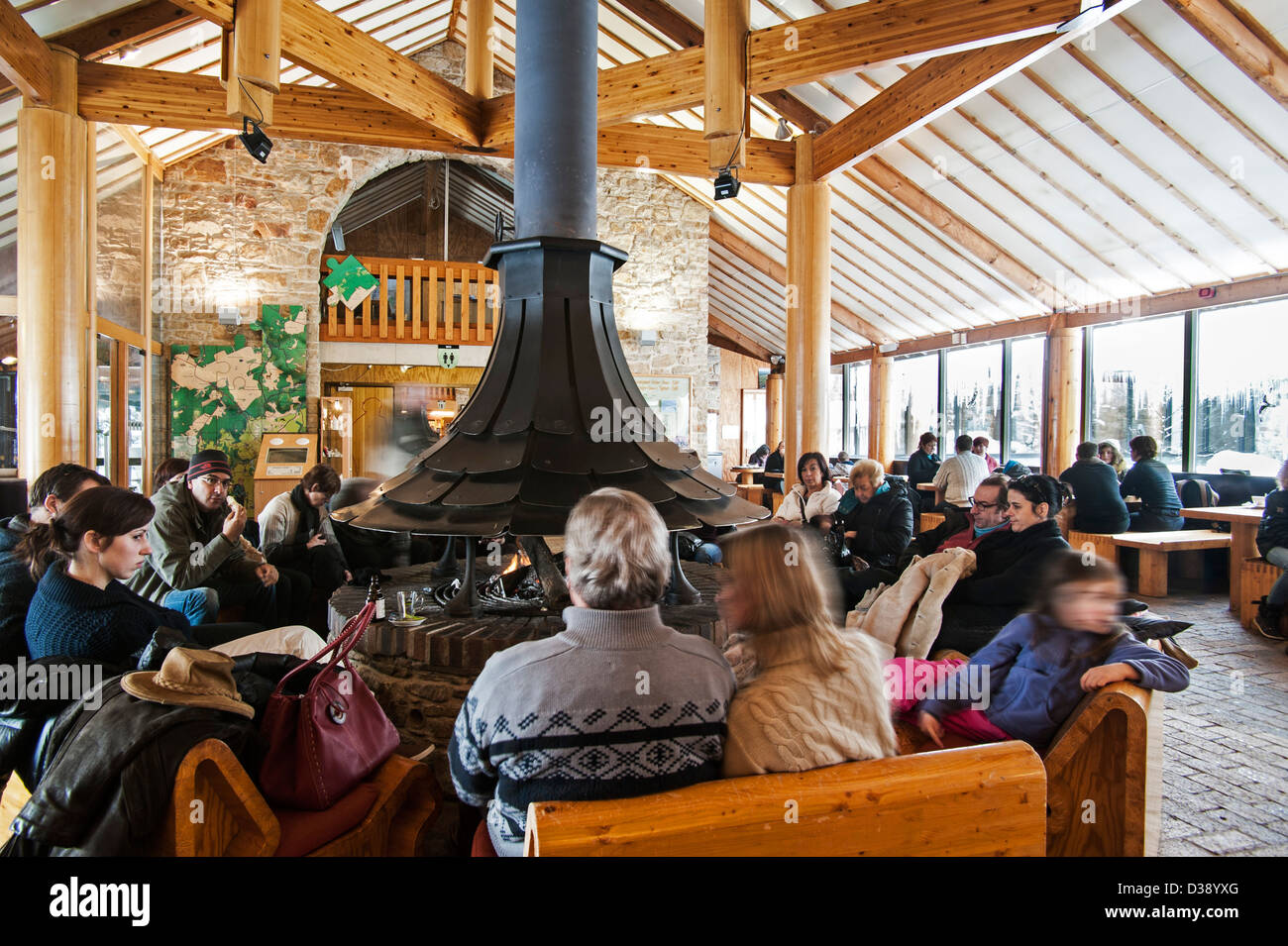 Les touristes assis autour de cheminée dans le centre de la Nature de Botrange dans les Hautes Fagnes / Hautes Fagnes, Ardennes Belges, Belgique Banque D'Images