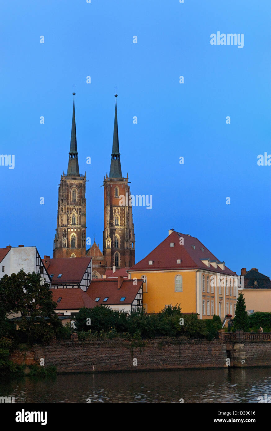 Wroclaw, Pologne, donnant sur la cathédrale Saint-Jean sur l'île de la cathédrale dans la soirée Banque D'Images Wroclaw, Pologne, donnant sur la cathédrale Saint-Jean sur l'île de la cathédrale dans la soirée Banque D'Images