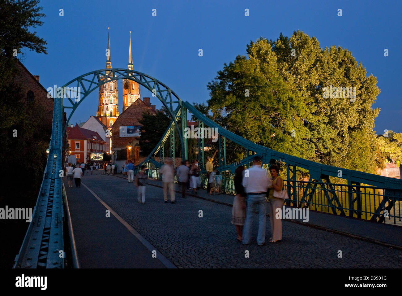 Wroclaw, Pologne, vue sur le Tumskibruecke sur la cathédrale Saint Jean sur l'île de la cathédrale dans la soirée Banque D'Images Wroclaw, Pologne, vue sur le Tumskibruecke sur la cathédrale Saint Jean sur l'île de la cathédrale dans la soirée Banque D'Images