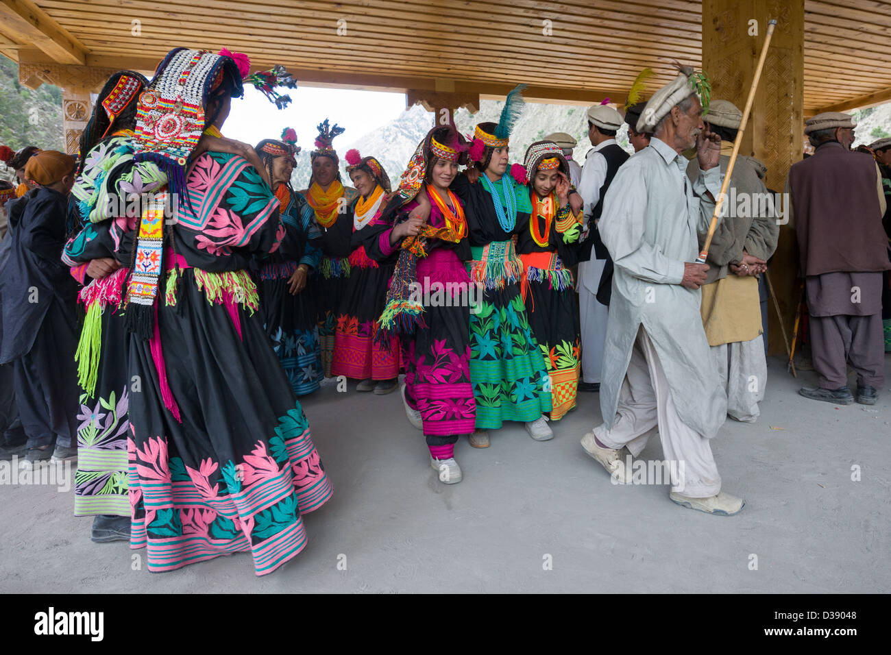 Kalash les hommes et les femmes dansent dans les Kalash Joshi (Fête du Printemps), Village Grum Charso (danse), de la vallée de Rumbur, Chitral, Khyber-Pakhtunkhwa, Pakistan Banque D'Images