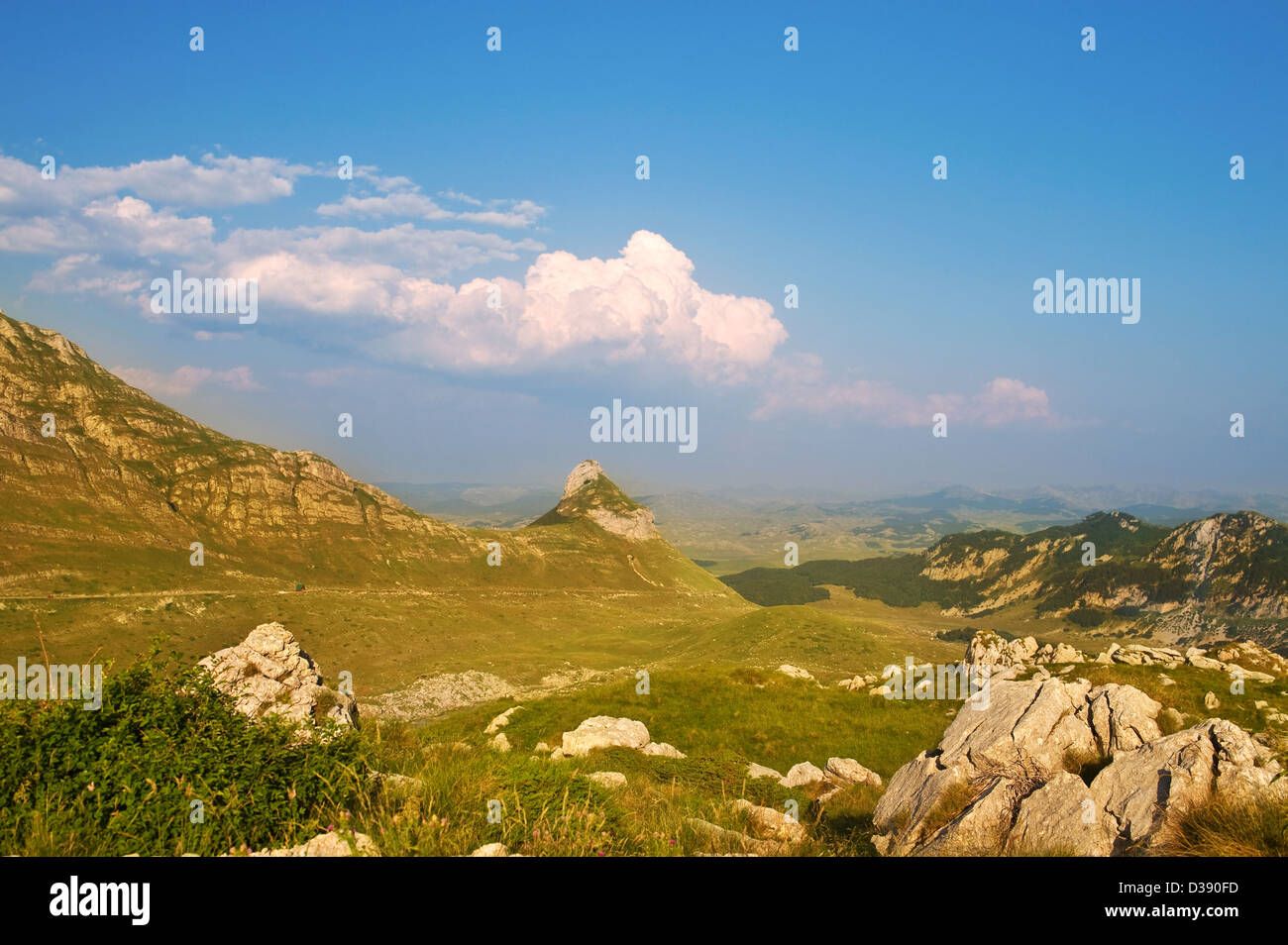 Vue sur la vallée et les montagnes de Durmitor Montenegro Banque D'Images