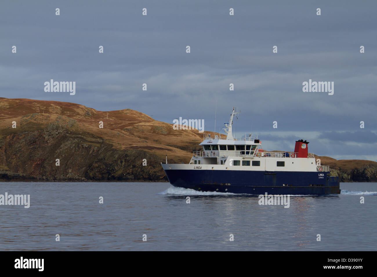 Le traversier Whalsay Linga sur sa façon de mainland Shetland Banque D'Images