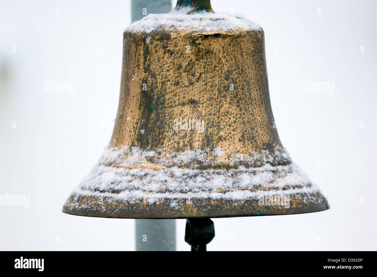 Cloche du navire couvert de neige, MV Explorer, archipel du Svalbard, Norvège Banque D'Images