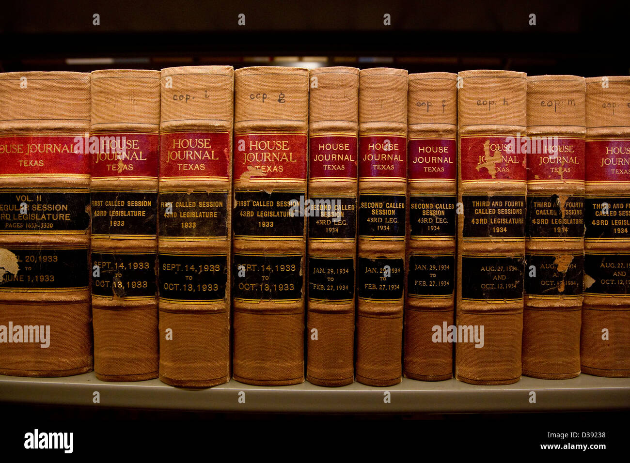 Les rangées de livres sur des étagères à la bibliothèque de référence législative du Texas à l'intérieur du bâtiment du Capitole du Texas à Austin Banque D'Images