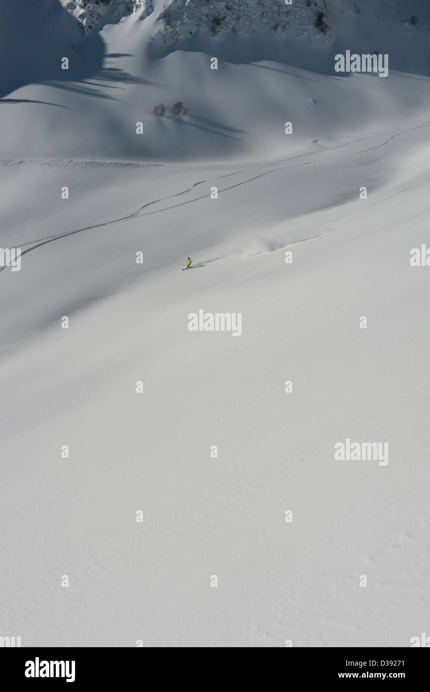Man enjoying poudre profonde neige ski hors piste à Saint-Lary, haute Pyrenees, France Banque D'Images