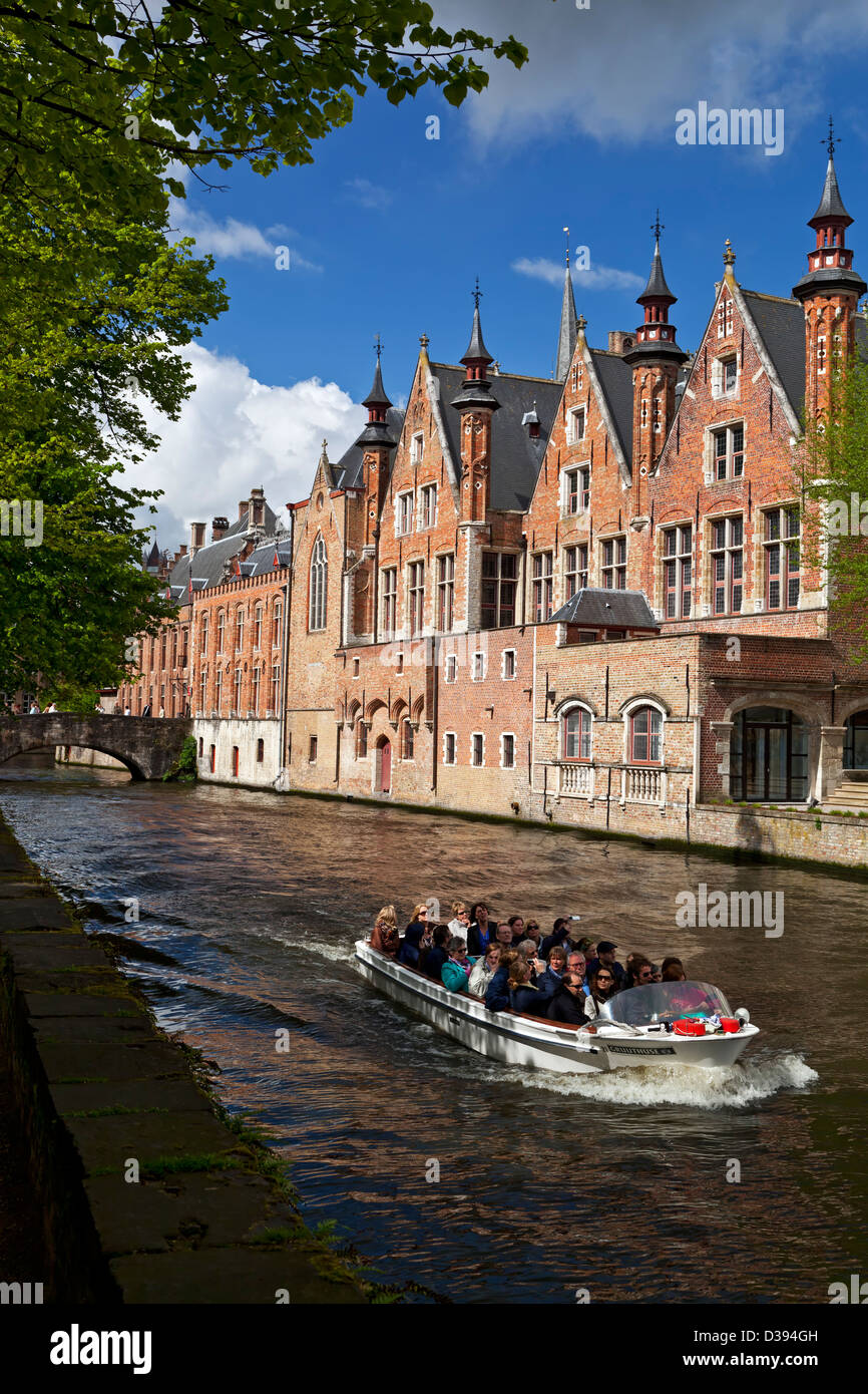 Les gens sur les bateaux du canal et les bâtiments historiques, Bruges, Belgique Banque D'Images