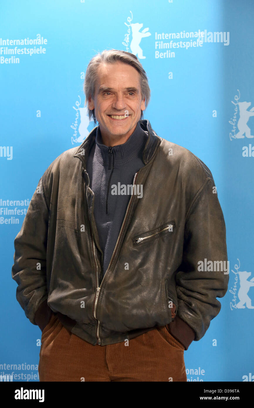 L'acteur britannique Jeremy Irons pose à la photocall du film 'Train de nuit pour Lisbonne" durant le 63e Festival du Film de Berlin, à Berlin, Allemagne, 13 février 2013. Le film est présenté en compétition hors compétition à la Berlinale. Photo : Hubert Boesl/dpa Banque D'Images