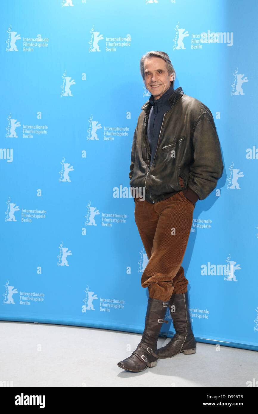 L'acteur britannique Jeremy Irons pose à la photocall du film 'Train de nuit pour Lisbonne" durant le 63e Festival du Film de Berlin, à Berlin, Allemagne, 13 février 2013. Le film est présenté en compétition hors compétition à la Berlinale. Photo : Hubert Boesl/dpa Banque D'Images