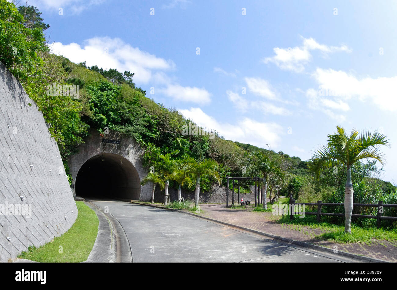 Tunnel sur l'île de Hahajima Nagahama, Îles d'Ogasawara, Tokyo, Japon Banque D'Images