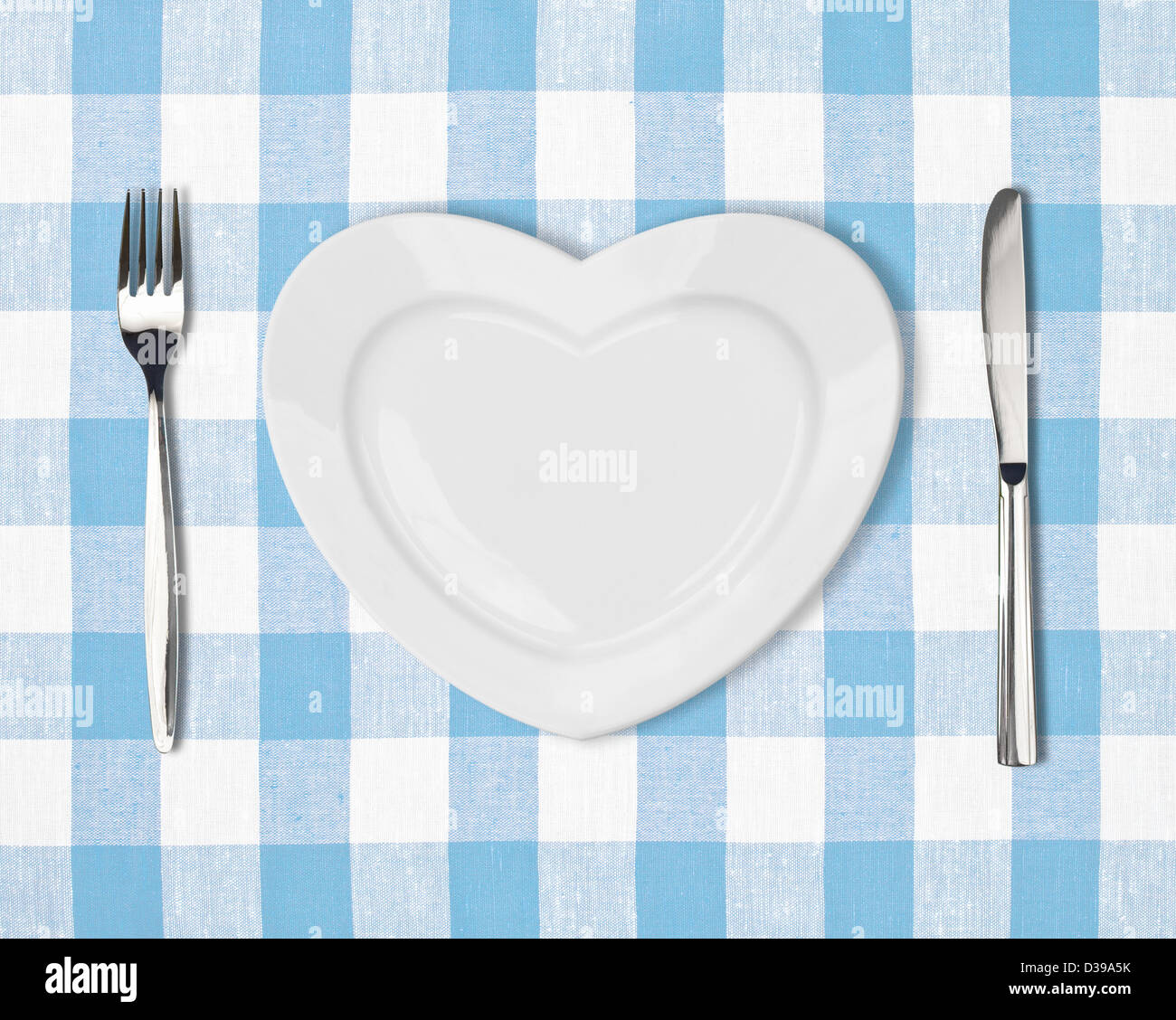 Couteau, fourchette et plaque blanche sur bleu nappe vérifié Banque D'Images