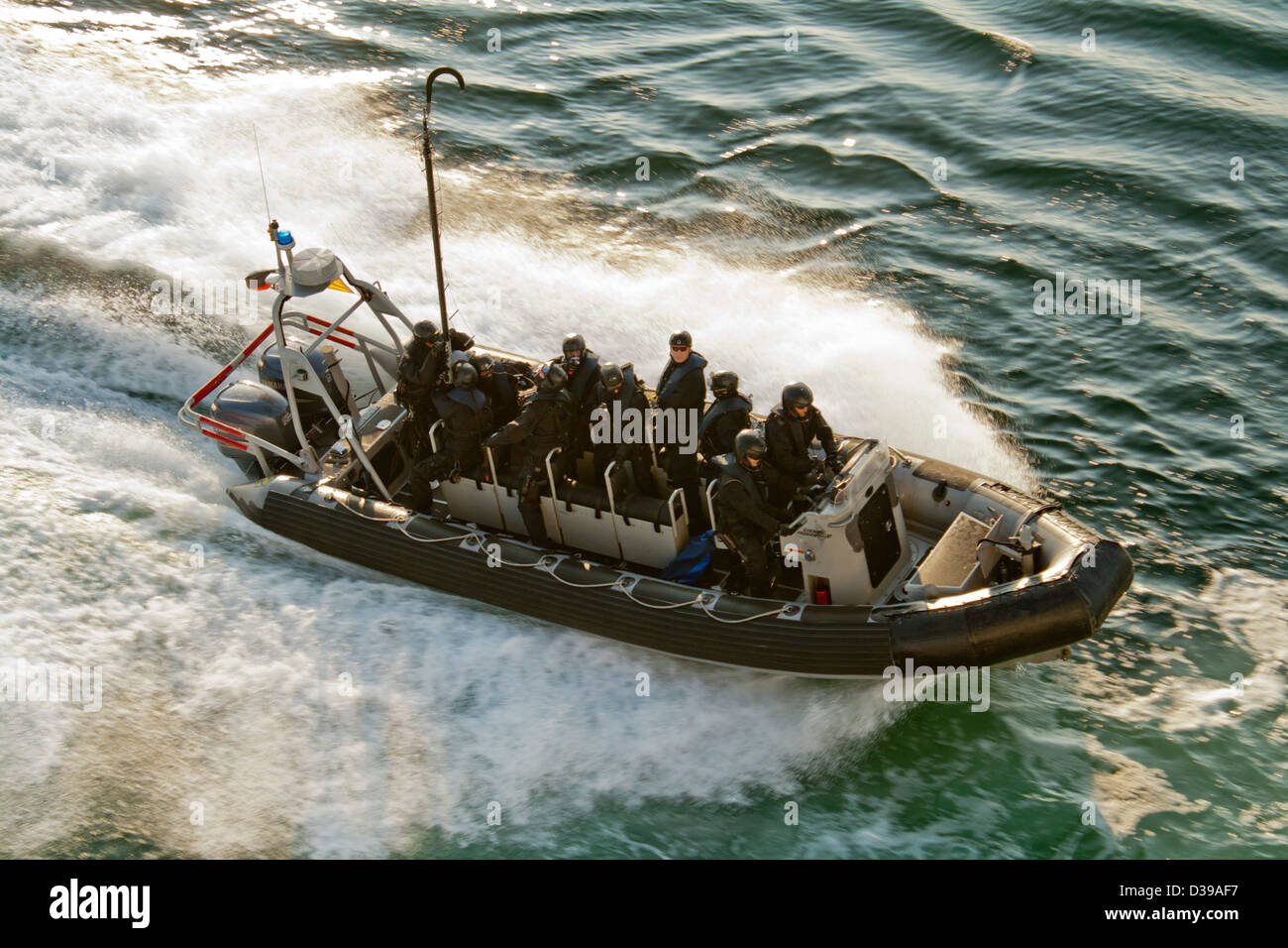 Une des forces spéciales SWAT -police- coque rigide gonflable (type zodiac) voile à la vitesse sur l'eau libre Banque D'Images