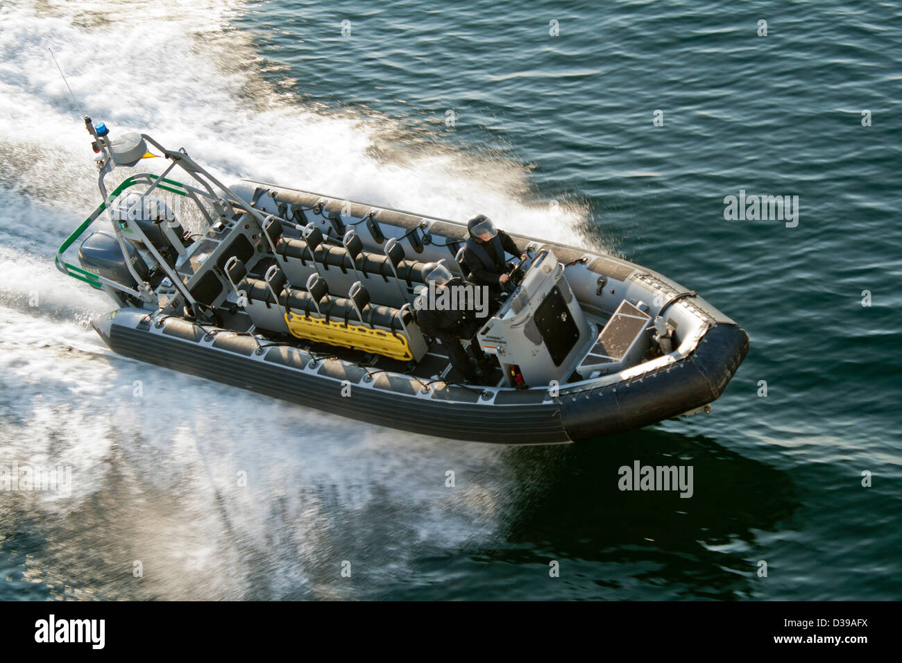 Une des forces spéciales SWAT -police- coque rigide gonflable (type zodiac) voile à la vitesse sur l'eau libre Banque D'Images