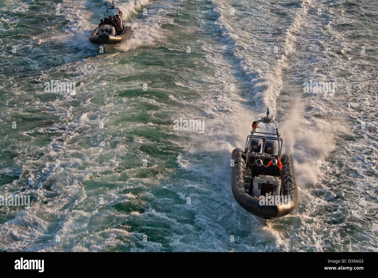 Forces spéciales SWAT -police- coque rigide gonflable (type zodiac) à la vitesse des bateaux sur l'eau ouverte. Banque D'Images