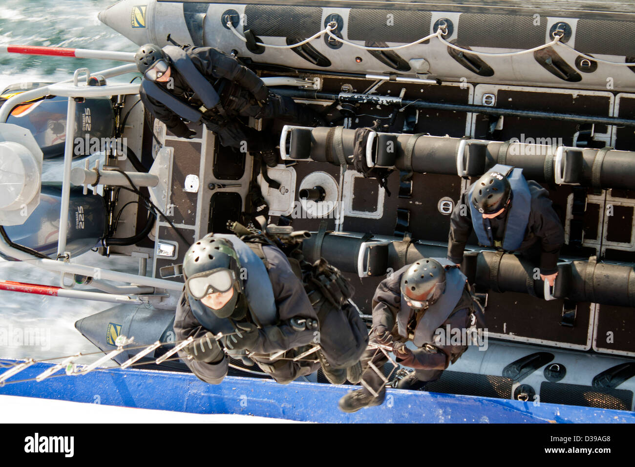 - Les agents des forces spéciales SWAT - bord d'un navire en mouvement à partir d'un Zodiac à l'aide d'un rouleau l'échelle. Banque D'Images - Les agents des forces spéciales SWAT - bord d'un navire en mouvement à partir d'un Zodiac à l'aide d'un rouleau l'échelle. Banque D'Images