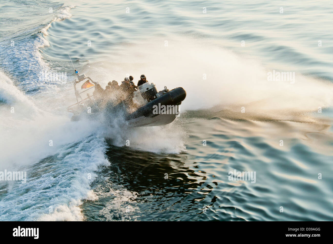Une des forces spéciales SWAT -police- coque rigide gonflable (type zodiac) voile frappant le service d'un navire et la création d'un lot de pulvérisation. Banque D'Images Une des forces spéciales SWAT -police- coque rigide gonflable (type zodiac) voile frappant le service d'un navire et la création d'un lot de pulvérisation. Banque D'Images