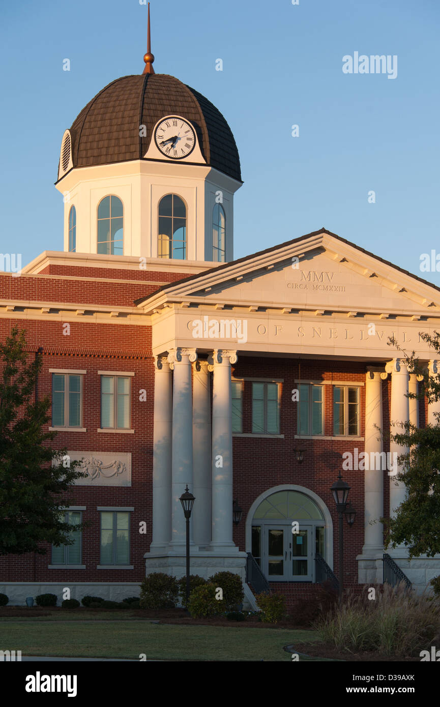 Hôtel de ville et centre-ville de Snellville au coucher du soleil à Snellville (Metro Atlanta), comté de Gwinnett, Géorgie. (ÉTATS-UNIS) Banque D'Images