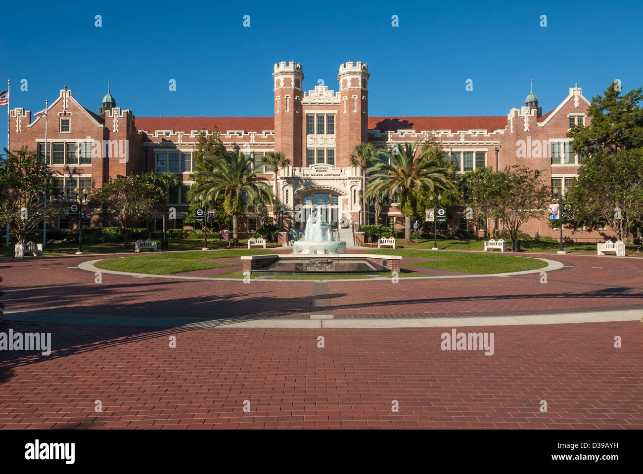 Le bâtiment et la fontaine de Westcott, révérés par l'Université d'État de Floride, sont exposés au soleil du matin. Tallahassee, Floride. (ÉTATS-UNIS) Banque D'Images