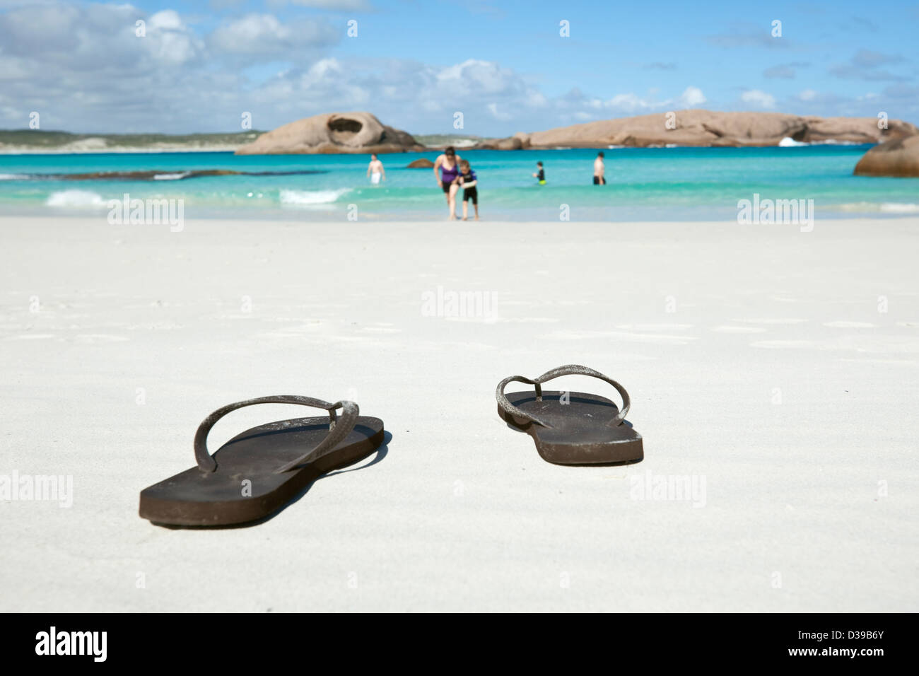 Une paire de tongs sur la plage. Twilight Cove, Esperance, Western Australia, Australia Banque D'Images