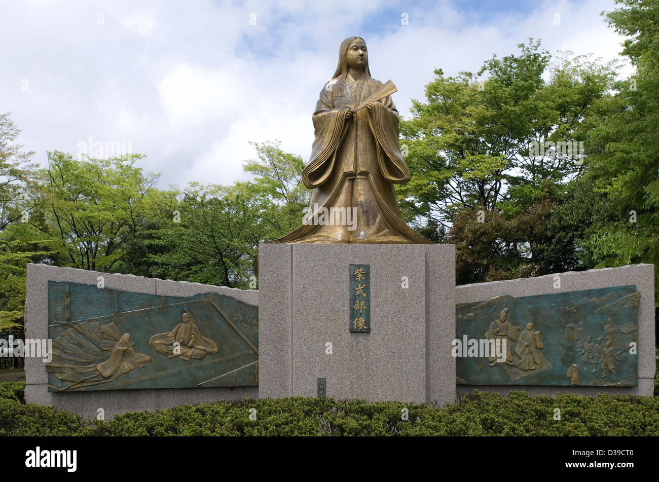 Statue de Murasaki Shikibu dans un parc à Fukui, poète et écrivain japonais qui a écrit Le Dit du Genji. Banque D'Images