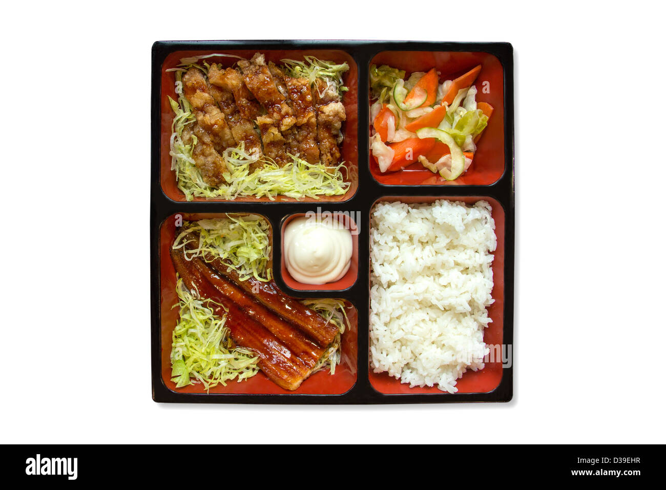 Un assortiment de nourriture japonaise bento servi dans une boîte en bois Banque D'Images