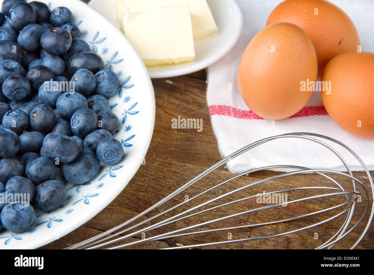 La tarte aux bleuets - petits fruits, le beurre et les oeufs sur fond de bois rustique Banque D'Images