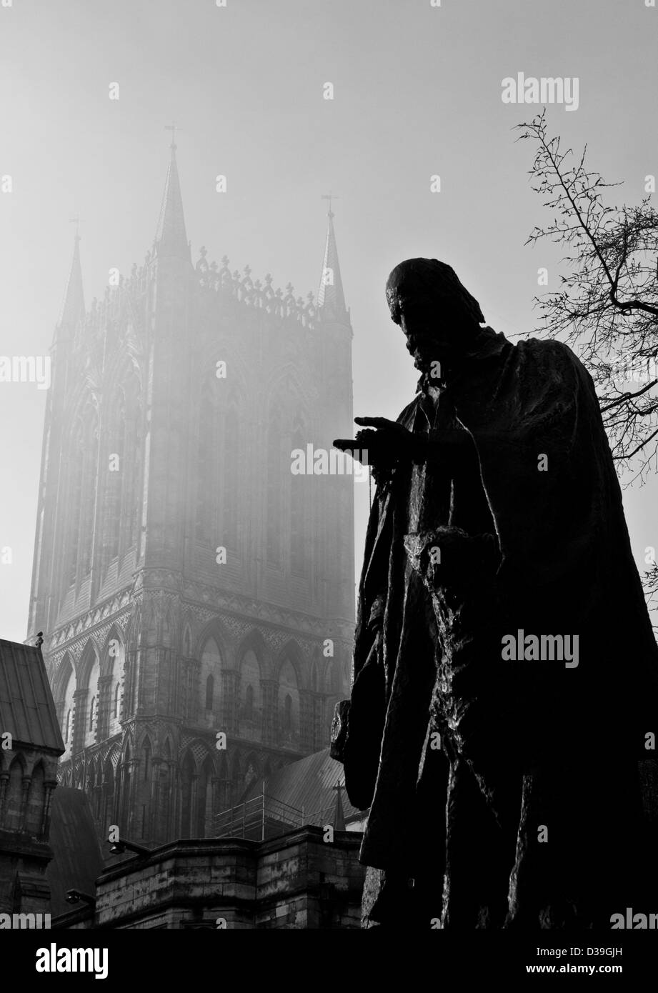 Statue en bronze du poète Alfred Lord Tennyson par George Frederick Watts de grade 1 figurant la cathédrale de Lincoln Lincolnshire en Angleterre Banque D'Images