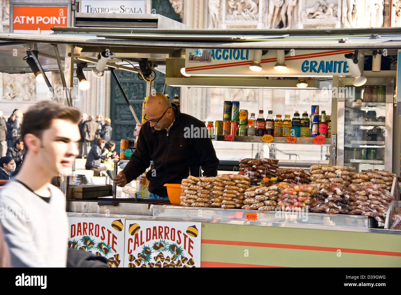 Jeune homme passant un kiosque mobile food vendor camion calage sur la Piazza del Duomo Milan Lombardie Italie Europe Banque D'Images