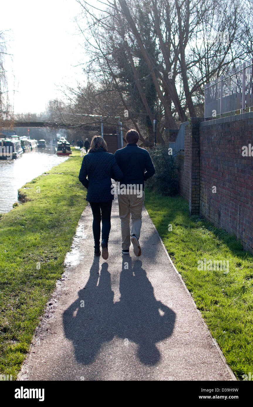 Couple en train de marcher sur le chemin de halage du canal, Jéricho, Oxford, UK Banque D'Images