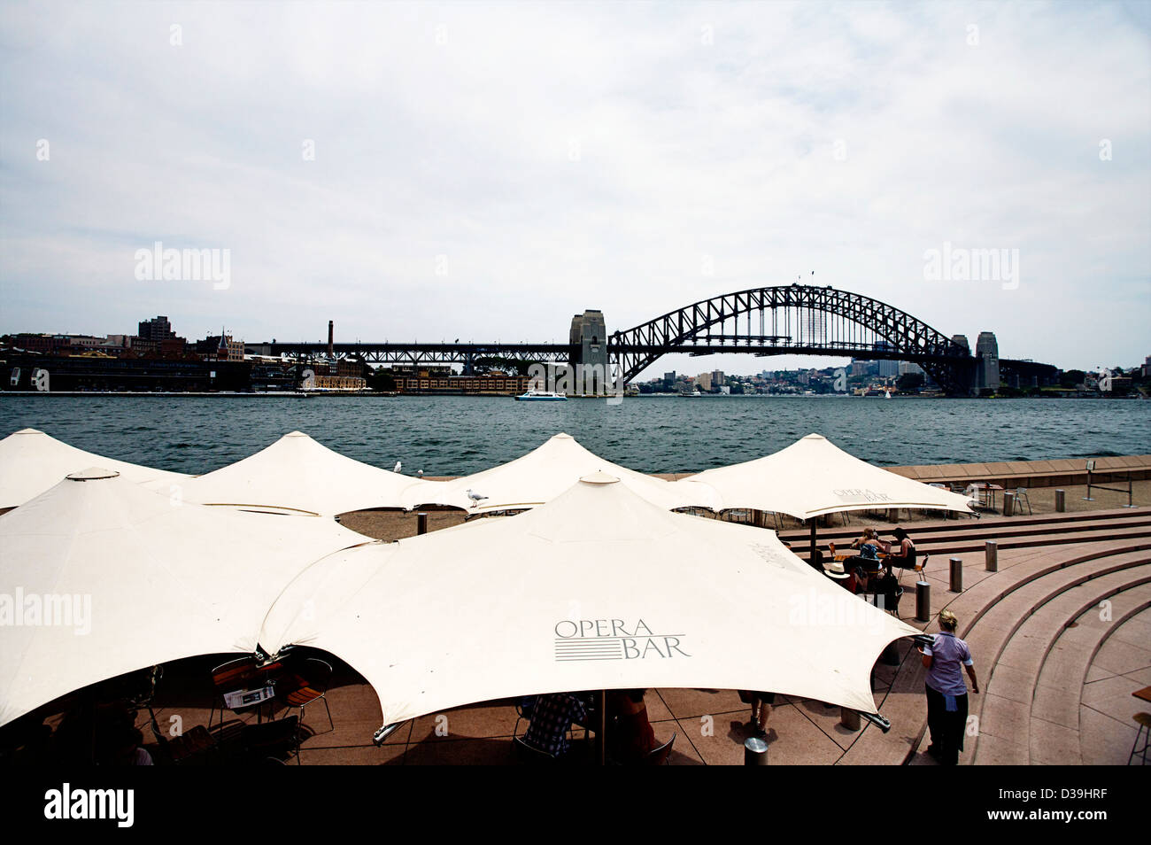 Le Pont du Port de Sydney, Sydney, NSW, Australie comme vu de la promenade à l'Opéra de Sydney Bar Café Banque D'Images