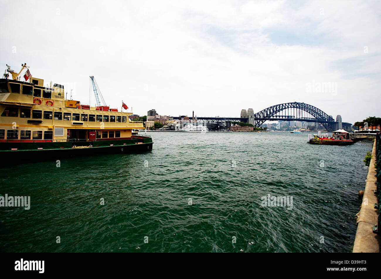 Sydney Harbour Bridge vu de Circular Quay à Sydney un ferry dans l'avant-garde Banque D'Images