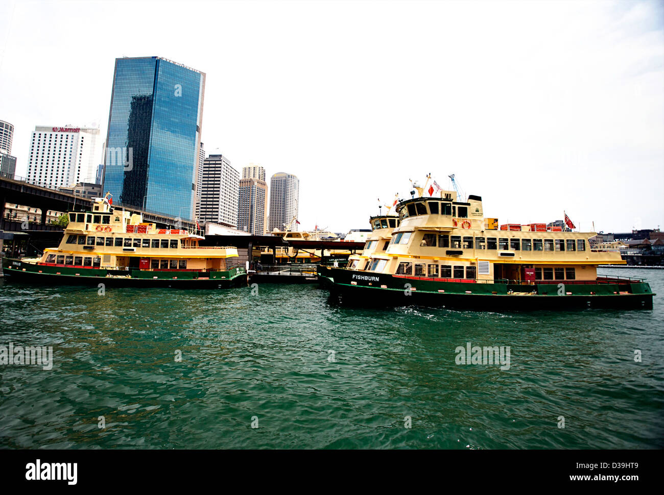 Deux Sydney Ferries exploités par la ville portuaire Ferries company, à Circular Quay, Sydney Australie Banque D'Images
