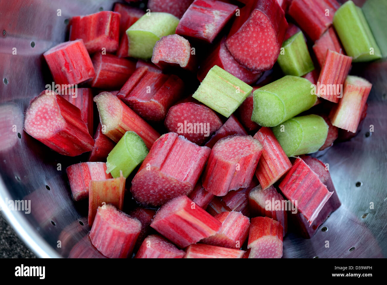 Image montrant cubes ou tranches de rhubarbe pédonculées rouge Banque D'Images