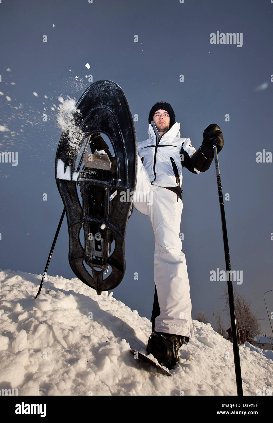 Homme portant la marche en raquettes dans la neige, Laponie Banque D'Images