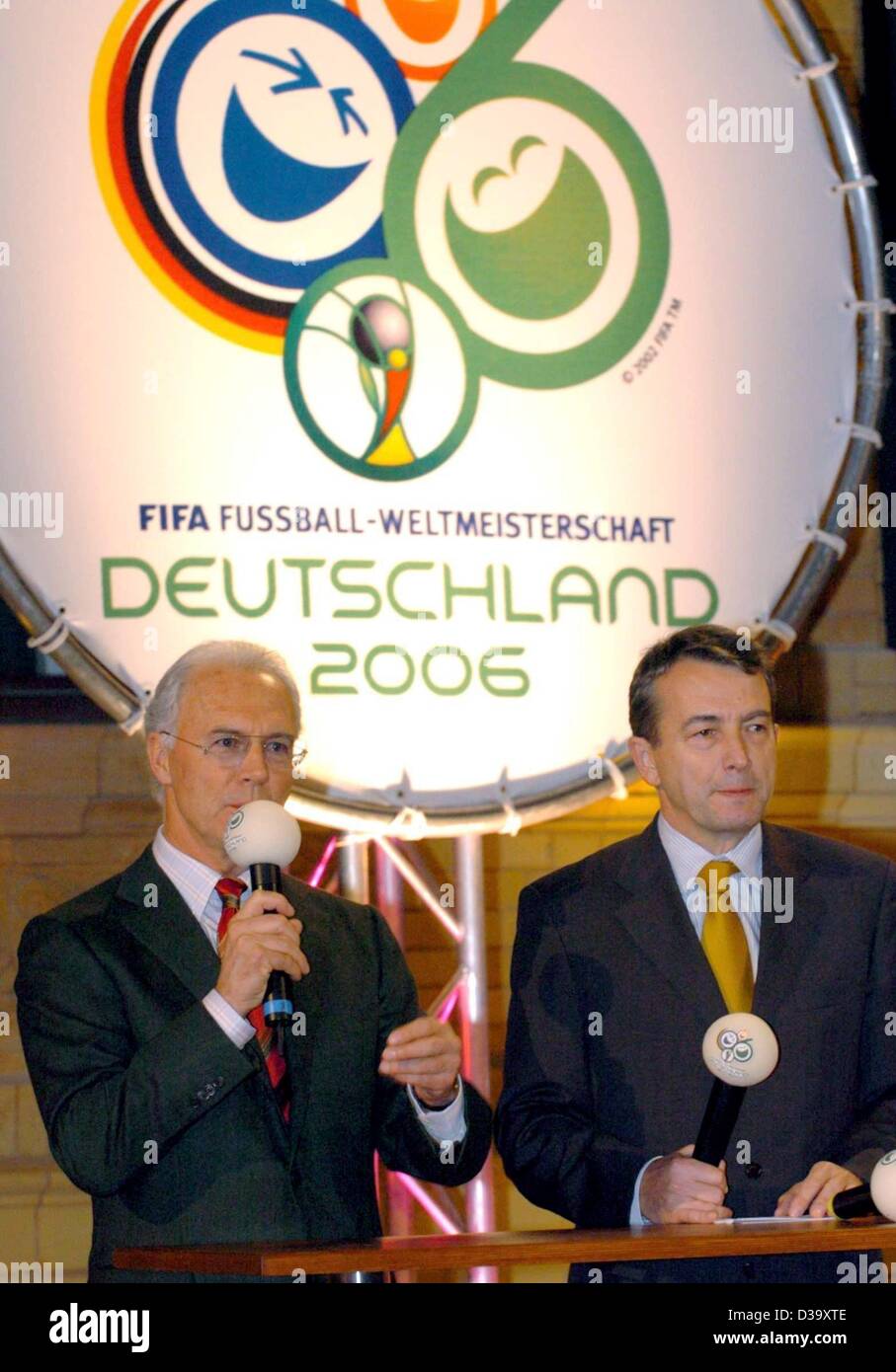 (Afp) - La légende du football allemand Franz Beckenbauer (L), président du comité d'organisation de la coupe du monde de football 2006 en Allemagne, et Wolfgang Niersbach (R), l'attaché de presse de la commission, de donner une conférence de presse à Berlin, le 11 décembre 2003. Ils ont présenté les douze villes allemandes qui Banque D'Images